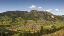 Blick über das Ostrachtal auf Bad Hindelang im Allgäu im Sommer
