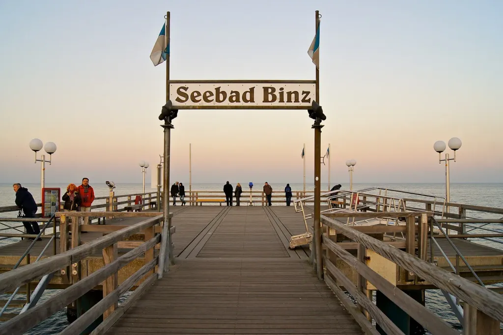 Eingang der Seebrücke Binz mit dem Schild „Seebad Binz“