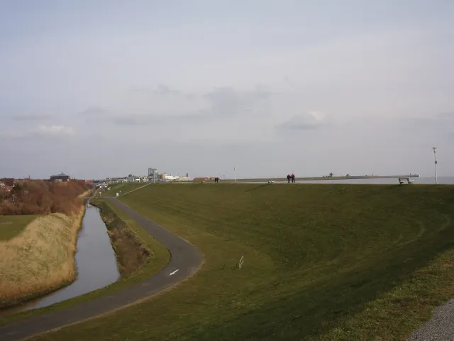 Grüner Deich in Büsum, von der Landseite aus gesehen