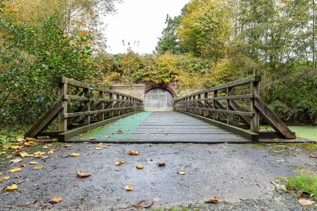 Holzbrücke zum Eingang des Forts Kugelbake in Cuxhaven
