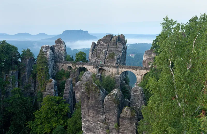 Die Basteibrücke in der Sächsischen Schweiz am Morgen