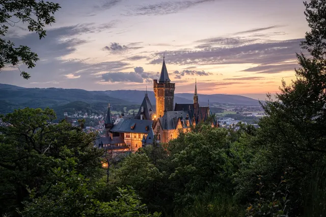Schloss Wernigerode nach Sonnenuntergang, vom Agnesberg aus gesehen