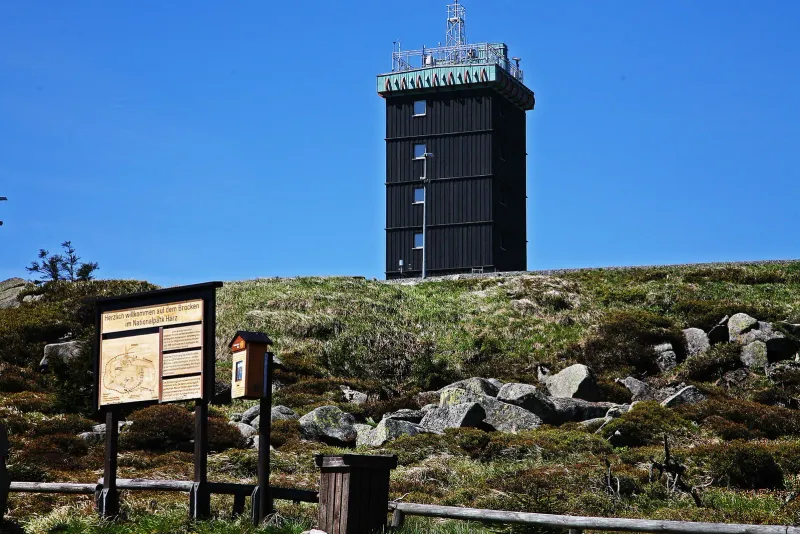 Turm der Wetterstation auf dem Gipfel des Brockens im Harz