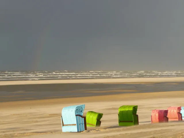 Regenbogen über der Nordsee, vom Strand auf Juist aus fotografiert
