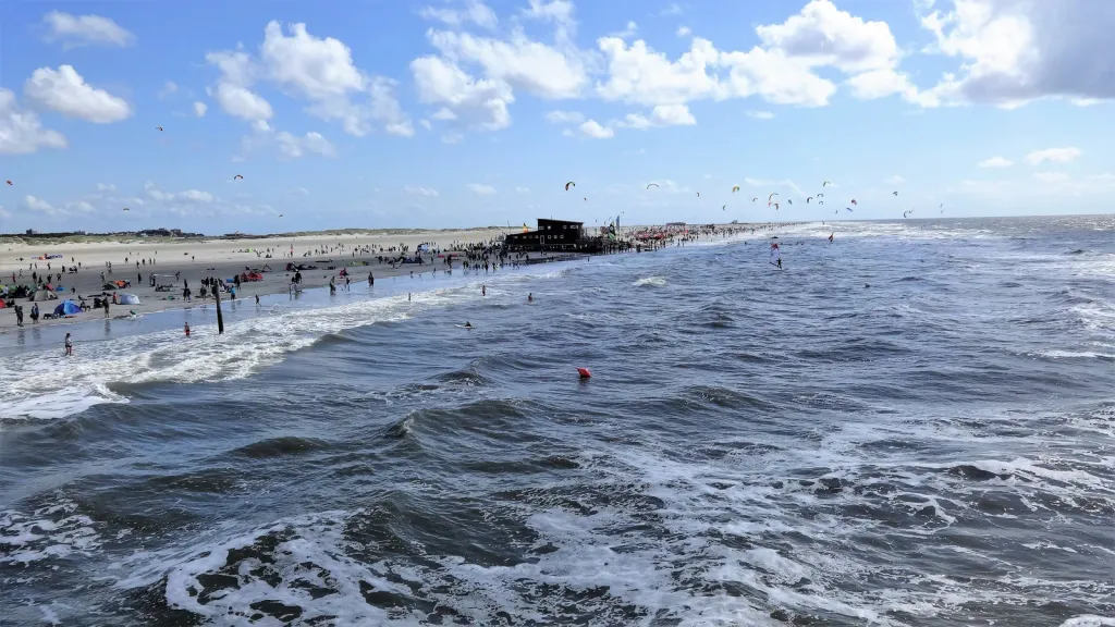 Strand von St. Peter-Ording zwischen Nord- und Süd-Ording mit Pfahlbau und Kitesurfern