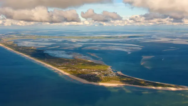 Luftaufnahme über dem Nordfriesischen Wattenmeer mit dem Süden von Sylt