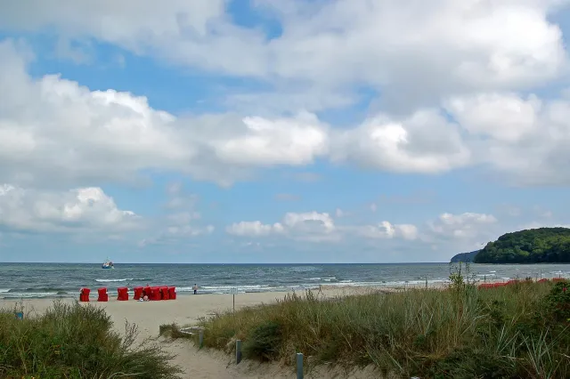 Strandkörbe am Ostseestrand bei Binz auf Rügen