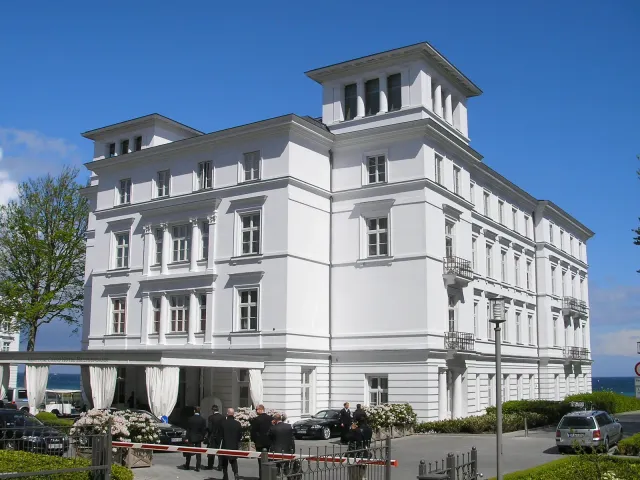 Weiße Fassade des Grand Hotels in Heiligendamm