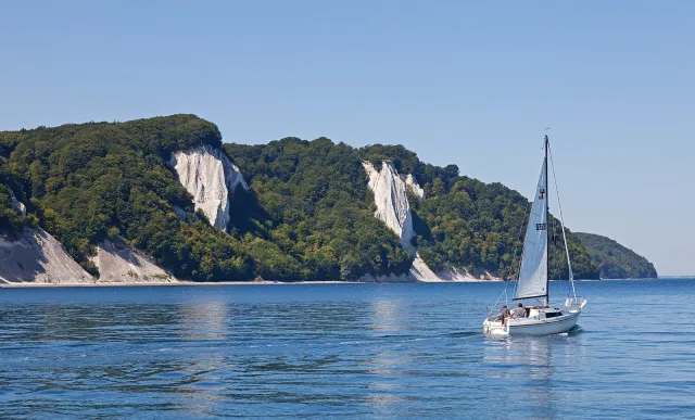 Kreidefelsen Königsstuhl und Victoriasicht im Nationalpark Jasmund, davor ein Segelboot