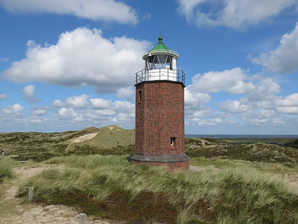 Das Quermarkenfeuer Rotes Kliff in den Dünen bei Kampen auf Sylt