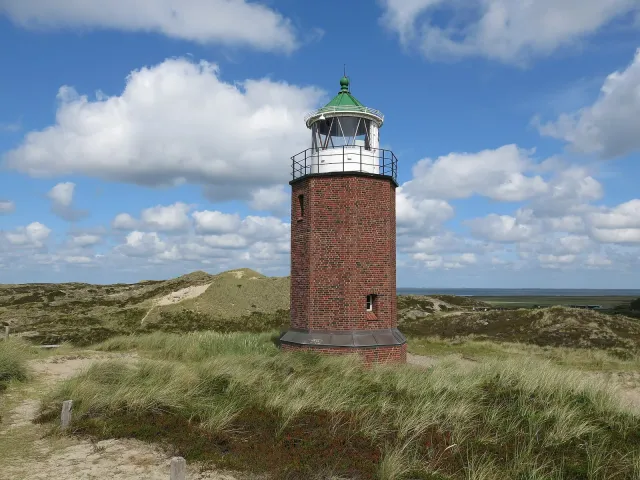 Das Quermarkenfeuer Rotes Kliff in den Dünen bei Kampen auf Sylt