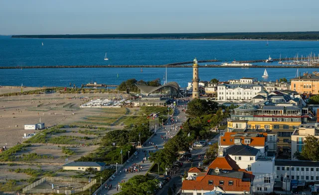 Blick über Warnemünde mit Leuchtturm, Teepott und Ostsee
